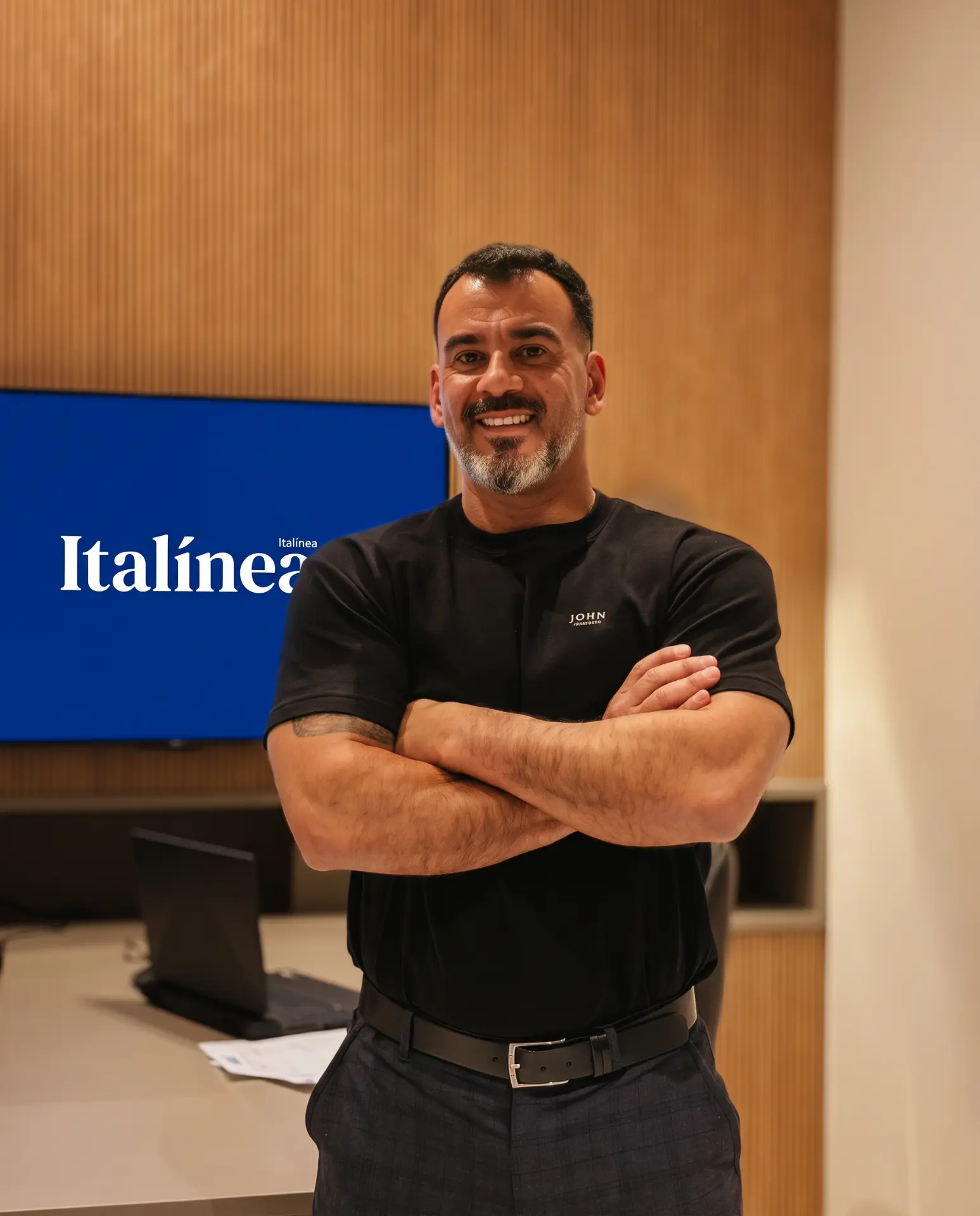 Michael, proprietário da Leben Haus, no showroom em Ivoti