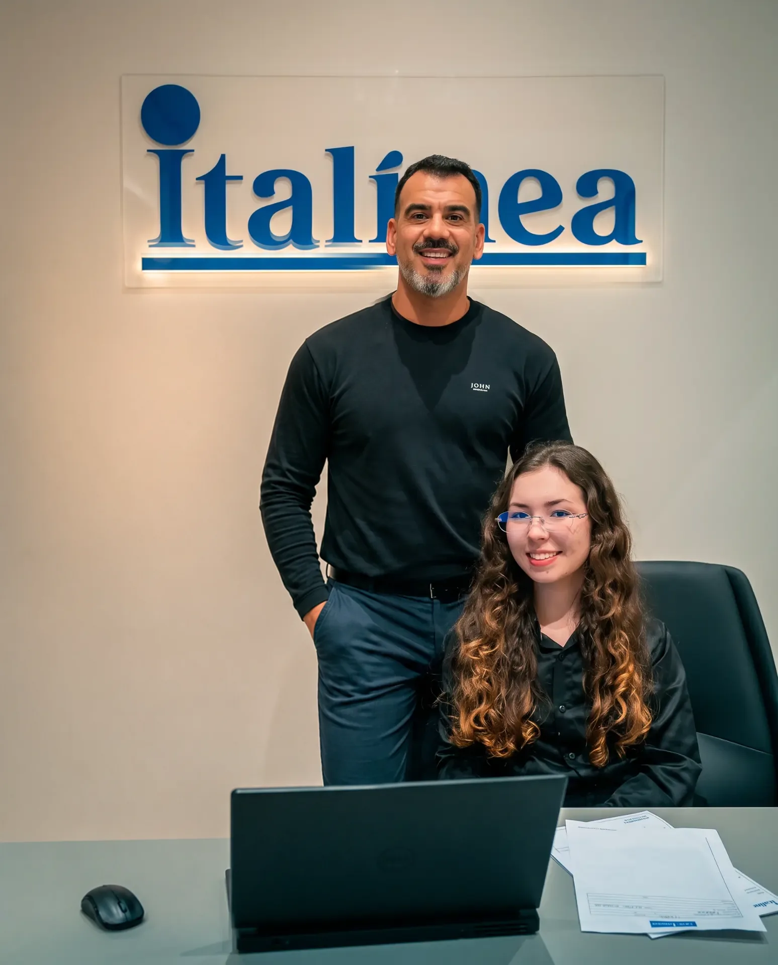 Maicon e Maíra, da equipe da Leben Haus, no showroom em Ivoti